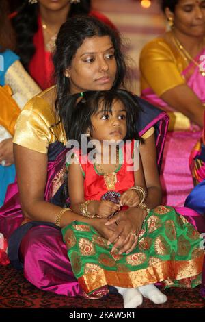 I devoti indù del Tamil ascoltano un sacerdote indù del Tamil recita preghiere speciali per Lord Surya (il Dio Sole) durante il Festival Pongale Tailandese in un tempio indù del Tamil in Ontario, Canada, il 14 gennaio 2018. Il festival Tamil di Thai Pongal è un festival di ringraziamento che onora il Dio Sole e celebra un raccolto di successo. (Foto di Creative Touch Imaging Ltd./NurPhoto) Foto Stock