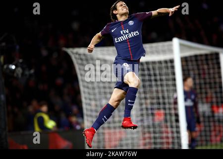 Edinson Cavani di PSG celebra il suo obiettivo, legando il record PSG di Zlatan Ibrahimovic durante la partita francese Ligue 1 tra Paris Saint Germain (PSG) e Dijon FCO allo stadio Parc des Princes il 17 gennaio 2018 a Parigi, Francia. (Foto di Mehdi Taamallah/NurPhoto) Foto Stock