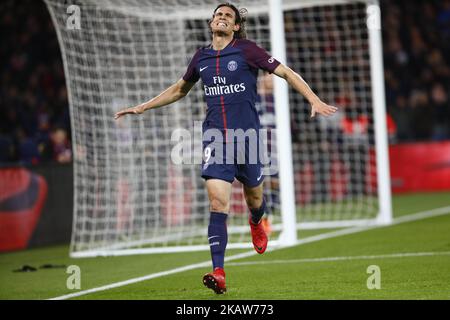 Edinson Cavani di PSG celebra il suo obiettivo, legando il record PSG di Zlatan Ibrahimovic durante la partita francese Ligue 1 tra Paris Saint Germain (PSG) e Dijon FCO allo stadio Parc des Princes il 17 gennaio 2018 a Parigi, Francia. (Foto di Mehdi Taamallah/NurPhoto) Foto Stock