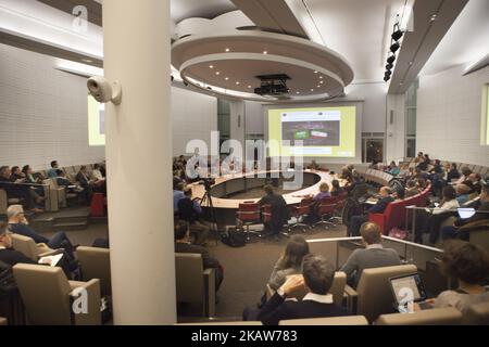 Parigi, Universite Dauphine, 17/01/2018 - Gerard Vespierre, ricercatore associato presso la Fondation d Etudes pour le-Orient (FEMO), parla in una conferenza presso l'università di Parigi, Dauphine, con presente di Bernard Guillochon responsabile del circolo geopolitico della Fondazione Dauphine il 17 gennaio 2018. Vespierre ritiene che non vi sia un conflitto religioso tra sciiti e sunniti, ma una strumentalizzazione della religione per scopi politici. Per lui, i movimenti di protesta di gennaio in Iran sono molto diversi e più profondi della rivolta del 2009. (Foto di Siavosh Hosseini/NurPhoto) Foto Stock