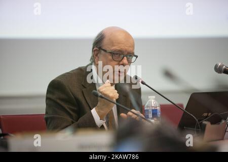 Gerard Vespierre, Parigi, Universite Dauphine, 17/01/2018 - Gerard Vespierre, ricercatore associato presso la Fondation d Etudes pour le-Orient (FEMO), parla in una conferenza presso l'università di Parigi, Dauphine, con presente di Bernard Guillochon, responsabile del circolo geopolitico della Fondazione Dauphine il 17 gennaio 2018. Vespierre ritiene che non vi sia un conflitto religioso tra sciiti e sunniti, ma una strumentalizzazione della religione per scopi politici. Per lui, i movimenti di protesta di gennaio in Iran sono molto diversi e più profondi della rivolta del 2009. (Foto di Siavosh Hos Foto Stock