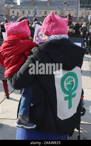 Centinaia di persone partecipano alla Women's March nel centro di Toronto, Canada, il 20 gennaio 2018. (Foto di Creative Touch Imaging Ltd./NurPhoto) Foto Stock