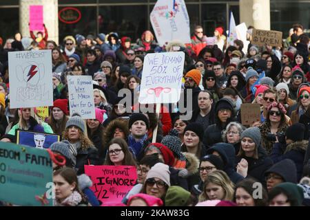 Centinaia di persone partecipano alla Women's March nel centro di Toronto, Canada, il 20 gennaio 2018. (Foto di Creative Touch Imaging Ltd./NurPhoto) Foto Stock