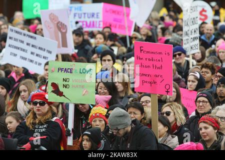 Centinaia di persone partecipano alla Women's March nel centro di Toronto, Canada, il 20 gennaio 2018. (Foto di Creative Touch Imaging Ltd./NurPhoto) Foto Stock