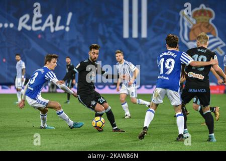 Brais Mendez di Celta duelli per la palla con Diego Llorente di Real Sociedad durante la partita di calcio della lega spagnola tra Real Sociedad e Celta allo stadio Anoeta il 21 gennaio 2018 a San Sebastian, Spagna (Foto di Jose Ignacio Unanue/NurPhoto) Foto Stock