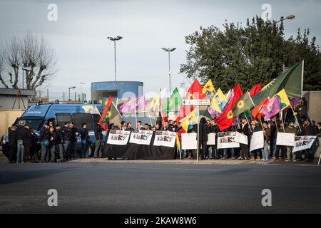 Le proteste della comunità curda denunciano la complicità della Russia con la Turchia nei bombardamenti dell'esercito turco contro le milizie delle unità di protezione del popolo curdo (YPG) nell'enclave curda in Siria il 22 gennaio 2018 a Roma, Italia. L'esercito turco chiama la campagna operazione Olive Branch. (Foto di Andrea Ronchini/NurPhoto) Foto Stock