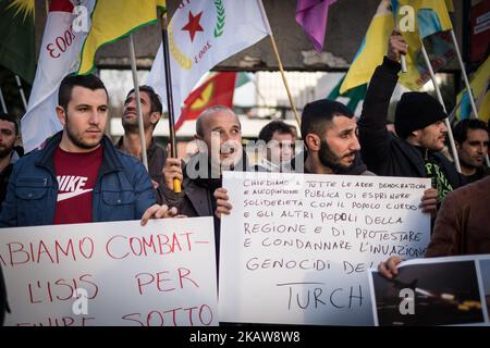 Le proteste della comunità curda denunciano la complicità della Russia con la Turchia nei bombardamenti dell'esercito turco contro le milizie delle unità di protezione del popolo curdo (YPG) nell'enclave curda in Siria il 22 gennaio 2018 a Roma, Italia. L'esercito turco chiama la campagna operazione Olive Branch. (Foto di Andrea Ronchini/NurPhoto) Foto Stock