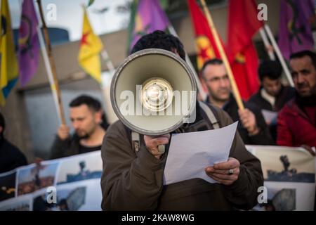 Le proteste della comunità curda denunciano la complicità della Russia con la Turchia nei bombardamenti dell'esercito turco contro le milizie delle unità di protezione del popolo curdo (YPG) nell'enclave curda in Siria il 22 gennaio 2018 a Roma, Italia. L'esercito turco chiama la campagna operazione Olive Branch. (Foto di Andrea Ronchini/NurPhoto) Foto Stock