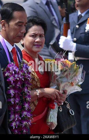 il presidente indonesiano Joko Widodo(2L) e sua moglie Iriana Joko Widodo dopo il loro arrivo a Colombo, Sri Lanka, mercoledì 24 gennaio 2018. (Foto di Tharaka Basnayaka/NurPhoto) Foto Stock