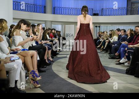 Un modello di moda con design Juan Brea durante la passerella della OFF Madrid Fashion Week 2018, nel giardino tropicale della stazione di Puerta de Atocha Madrid. Spagna. 23 gennaio 2018 (Foto di Oscar Gonzalez/NurPhoto) Foto Stock