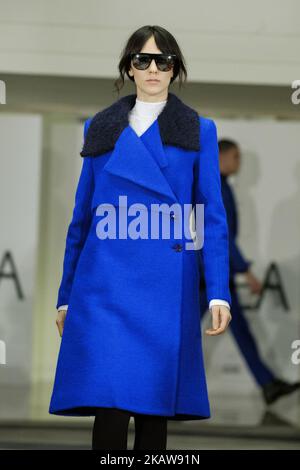 Un modello di moda con design Juan Brea durante la passerella della OFF Madrid Fashion Week 2018, nel giardino tropicale della stazione di Puerta de Atocha Madrid. Spagna. 23 gennaio 2018 (Foto di Oscar Gonzalez/NurPhoto) Foto Stock