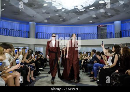 Un modello di moda con design Juan Brea durante la passerella della OFF Madrid Fashion Week 2018, nel giardino tropicale della stazione di Puerta de Atocha Madrid. Spagna. 23 gennaio 2018 (Foto di Oscar Gonzalez/NurPhoto) Foto Stock