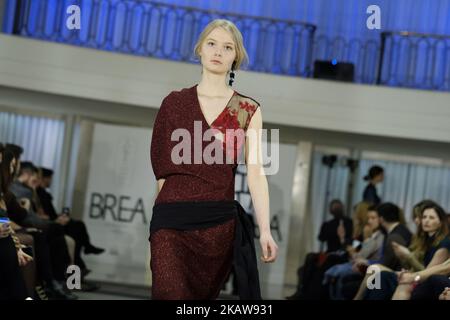 Un modello di moda con design Juan Brea durante la passerella della OFF Madrid Fashion Week 2018, nel giardino tropicale della stazione di Puerta de Atocha Madrid. Spagna. 23 gennaio 2018 (Foto di Oscar Gonzalez/NurPhoto) Foto Stock