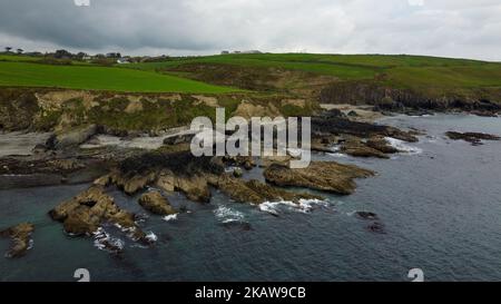 Verdi colline sulla costa atlantica, la natura del nord Europa. Costa rocciosa. Stagni in una giornata nuvolosa. Tempo nuvoloso, cielo cupo. Foto Stock