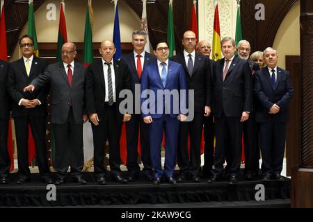 Ministro degli esteri algerino Abdelkader Messahel (2nd-L) Johannes Hahn (4rd-R), Commissario per la politica europea di vicinato e i negoziati per l'allargamento, 14th riunione dei Ministri degli esteri del Forum del Mediterraneo occidentale, nel quadro del dialogo 5 + 5, presso il Centro conferenze internazionale di Algeri, Algeri, 21 gennaio 2018 . (Foto di Billal Bensalem/NurPhoto) Foto Stock