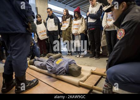 Ai residenti stranieri viene mostrato come preparare una barella utilizzando una coperta per salvare i loro membri della famiglia feirit durante il Disaster Preparedness Drill per i residenti stranieri nel FY2018 nel Komazawa Olympic Park General Sports Ground di Tokyo, 25 gennaio 2018, Giappone. Il governo metropolitano di Tokyo (TMG) ha tenuto la preparazione al disastro per i residenti stranieri. Tenuto annualmente a partire dall'anno fiscale 2006, questo esercizio è finalizzato ad aumentare la consapevolezza e la conoscenza sulla preparazione alle catastrofi tra la comunità straniera di Tokyo. (Foto di Alessandro di Ciommo/NurPhoto) Foto Stock