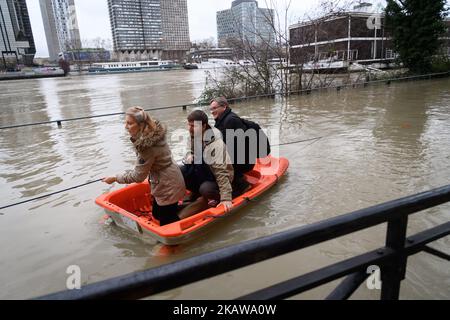 I residenti locali scendono in una strada allagata a bordo di una barca a remi a Parigi, in Francia, il 25 gennaio 2018. La Senna continuò a crescere, inondando le strade e mettendo i musei su un piano di emergenza, mentre le precipitazioni record spingevano i fiumi sulle loro rive attraverso la Francia nord-orientale. (Foto di Julien Mattia/NurPhoto) Foto Stock