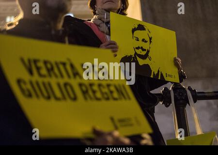 Persone durante una processione di marcia e fiaccolata in memoria del ricercatore italiano Giulio Regeni, rapito, torturato e assassinato al Cairo (Egitto), a Roma (Italia), 25 gennaio 2018. (Foto di Andrea Ronchini/NurPhoto) Foto Stock