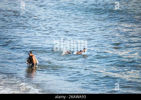 Salvador, Bahia, Brasile - 01 novembre 2021: Pescatore che lascia il mare con la rete di pesca alla spiaggia di Rio Vermelho a Salvador, Bahia. Foto Stock