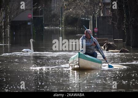 I residenti locali scendono in una strada allagata in una barca a remi a Villeneuve-Saint-Georges il 24 gennaio 2018. Gli abitanti sono organizzati themself per il fine settimana come FESR threating per tagliare il potere. (Foto di Julien Mattia/NurPhoto) Foto Stock