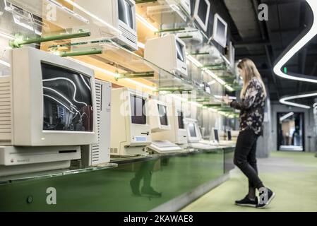 I modelli Macintosh sono esposti al MacPaw's Ukrainian Apple Museum di Kiev, in Ucraina, il 26 gennaio 2017. Lo sviluppatore ucraino MacPaw ha aperto il museo dell'hardware Apple presso l'ufficio della società a Kiev. La collezione ha più di 70 modelli Macintosh originali datati dal 1981 al 2017. (Foto di Oleksandr Rupeta/NurPhoto) Foto Stock