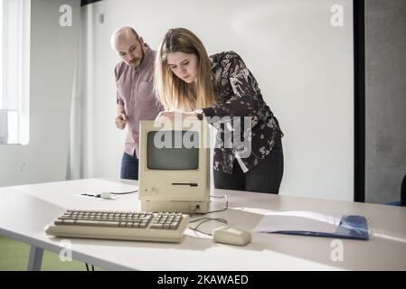 I membri dello staff mostrano Macintosh 128K, firmato da Steve Wozniak, data di uscita 1984 gennaio, al MacPaw's Ukrainian Apple Museum di Kiev, Ucraina il 26 gennaio 2017. Lo sviluppatore ucraino MacPaw ha aperto il museo dell'hardware Apple presso l'ufficio della società a Kiev. La collezione ha più di 70 modelli Macintosh originali datati dal 1981 al 2017. (Foto di Oleksandr Rupeta/NurPhoto) Foto Stock