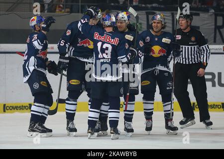 Gioire di Monaco durante il 46th° giorno di gioco della Lega tedesca di hockey su ghiaccio tra la Red Bull Munich e Koelner Haie nell'Olympia Eissportzentrum di Monaco, Germania, il 26 gennaio 2018. (Foto di Marcel Engelbrecht/NurPhoto) Foto Stock