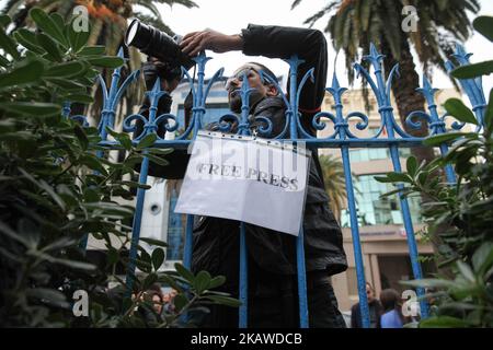 Un fotoreporter tunisino che ha in mano un cartello con la scritta “Free Press”, visto durante una manifestazione organizzata sotto lo slogan “Stampa tunisina in rabbia”, al di fuori della sede dell’Unione nazionale dei giornalisti tunisini (SNJT), a Tunisi, il 2 febbraio 2018, per protestare contro le violazioni della libertà dei media, la violenza della polizia, le pressioni, Minacce contro i giornalisti tunisini e contro i giornalisti stranieri che lavorano in Tunisia. Anche i giornalisti tunisini hanno sostenuto la libertà di stampa e la libertà di parola. (Foto di Chardy ben Ibrahim/NurPhoto) Foto Stock