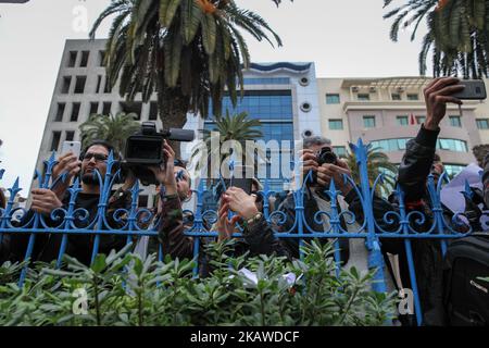 Fotoreporter e cameramen tunisini visti durante una manifestazione organizzata sotto lo slogan “Stampa tunisina in rabbia”, al di fuori della sede dell’Unione nazionale dei giornalisti tunisini (SNT), a Tunisi, il 2 febbraio 2018, per protestare contro le violazioni della libertà dei media, la violenza della polizia, le pressioni, Minacce contro i giornalisti tunisini e contro i giornalisti stranieri che lavorano in Tunisia. Anche i giornalisti tunisini hanno sostenuto la libertà di stampa e la libertà di parola. (Foto di Chardy ben Ibrahim/NurPhoto) Foto Stock