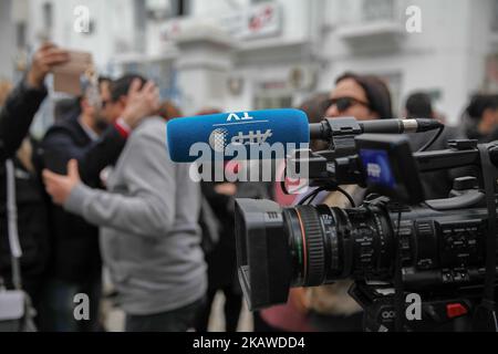 La telecamera dell’agenzia di stampa AFP è stata vista durante una manifestazione organizzata sotto lo slogan “Stampa tunisina in rabbia”, al di fuori della sede dell’Unione nazionale dei giornalisti tunisini (SNJT), a Tunisi, il 2 febbraio 2018, per protestare contro le violazioni della libertà dei media, la violenza della polizia, le pressioni, Minacce contro i giornalisti tunisini e contro i giornalisti stranieri che lavorano in Tunisia. Anche i giornalisti tunisini hanno sostenuto la libertà di stampa e la libertà di parola. (Foto di Chardy ben Ibrahim/NurPhoto) Foto Stock