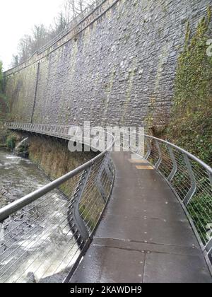 Il Millennium Walkway con il fiume Goyt che scorre sotto nel Torrs Riverside Park, New Mills Foto Stock