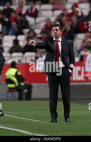 L'allenatore capo di Benfica Rui Vitoria si è impartito un gesto durante la partita di calcio della Lega Portoghese SL Benfica vs Rio Ave FC allo stadio Luz di Lisbona, Portogallo, il 3 febbraio 2018. ( Foto di Pedro FiÃºza/NurPhoto) Foto Stock