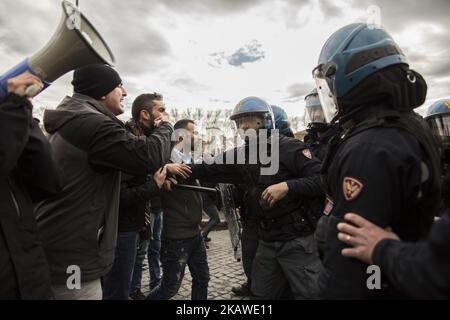 I poliziotti italiani si trovano di fronte a dimostranti pro-curdi durante un sit-in vicino al Vaticano a Roma, in Italia, il 5 febbraio 2018. Il presidente turco Recep Tayyip Erdogan ha incontrato Papa Francesco il 5 febbraio, con un divieto di protesta imposto nel centro di Roma, in quanto i sentimenti sono molto forti per l'offensiva della Turchia contro le milizie curde all'interno della Siria. (Foto di Christian Minelli/NurPhoto) Foto Stock