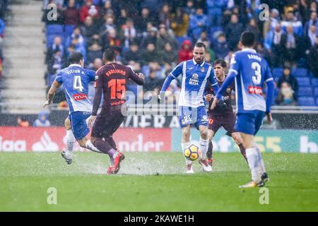 RCD Espanyol centrocampista Sergi Darder (25) durante la partita tra RCD Espanyol vs FC Barcelona, per il round 22 della Liga Santander, giocata allo stadio Cornella-El Prat il 4 febbraio 2018 a Barcellona, Spagna. -- (Foto di Urbanandsport/NurPhoto) Foto Stock