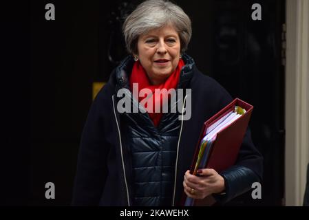 Il primo ministro britannico Theresa May lascia 10 Downing Street per partecipare alle Domande settimanali del primo ministro (PMQ) alla Camera dei Comuni, Londra il 7 febbraio 2018. (Foto di Alberto Pezzali/NurPhoto) Foto Stock
