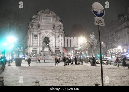 Tempesta di neve a Parigi di notte il 6 febbraio 2018. (Foto di Julien Mattia/NurPhoto) Foto Stock