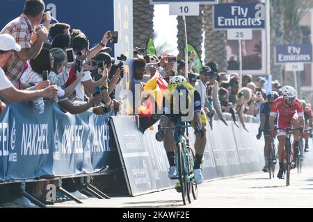 L'olandese Dylan GROENEWEGEN del Team LottoNL–Jumbo vince il Nakheel Stage, 167 km di apertura del Tour di Dubai 2018, con partenza da Skydive Dubai e arrivo davanti all'Atlantis a Palm Jumeirah. Martedì 6 febbraio 2018 a Dubai, Emirati Arabi Uniti. (Foto di Artur Widak/NurPhoto) Foto Stock