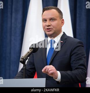 Il presidente polacco Andrzej Duda annuncia la sua decisione di firmare una legislazione che penalizza alcune dichiarazioni sull'Olocausto, al Palazzo Presidenziale di Varsavia, Polonia, il 6 febbraio 2018 (Foto di Mateusz Wlodarczyk/NurPhoto) Foto Stock