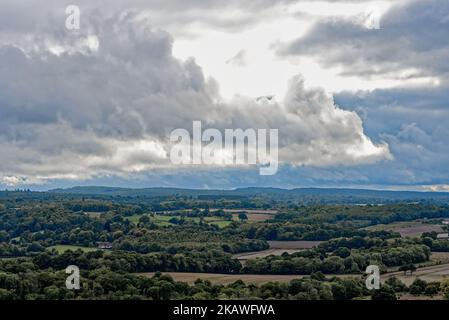 Le nubi drammatiche della tempesta che si formano sopra le colline di Surrey vicino Dorking Inghilterra Regno Unito Foto Stock