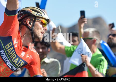 Il Sonny Colbrelli italiano del Bahrain-Merida Team festeggia dopo aver vinto il Dubai Municipal Stage, 172 km quarta tappa del Tour di Dubai 2018, con partenza da Skydive Dubai e arrivo alla diga di Hatta-Hatta. Venerdì 9 febbraio 2018, ad Hatta, Emirati di Dubai, Emirati Arabi Uniti. (Foto di Artur Widak/NurPhoto) Foto Stock