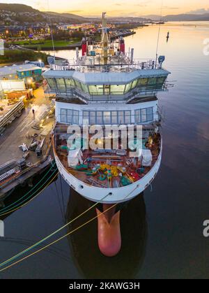 Port Glasgow, Scozia, Regno Unito. 3rd novembre 2022. Veduta aerea del traghetto Caledonian Macbrayne MV Glen Sannox in costruzione presso il cantiere navale Ferguson Marine di Port Glasgow sul fiume Clyde. I traghetti, MV Glen Sannox e Hull 802 sono in ritardo e troppo budget. Venerdì 4th novembre il Comitato di controllo pubblico del Parlamento scozzese ascolterà le notizie del primo Ministro Nicola Sturgeon. Il Comitato sta studiando l'assegnazione del contratto di appalto al cantiere navale Ferguson Marine e gli eventi successivi. I traghetti sono in ritardo di 5 anni e il prezzo è più che raddoppiato. Iain Masterton/Alamy Live News Foto Stock