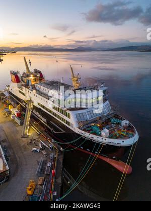 Port Glasgow, Scozia, Regno Unito. 3rd novembre 2022. Veduta aerea del traghetto Caledonian Macbrayne MV Glen Sannox in costruzione presso il cantiere navale Ferguson Marine di Port Glasgow sul fiume Clyde. I traghetti, MV Glen Sannox e Hull 802 sono in ritardo e troppo budget. Venerdì 4th novembre il Comitato di controllo pubblico del Parlamento scozzese ascolterà le notizie del primo Ministro Nicola Sturgeon. Il Comitato sta studiando l'assegnazione del contratto di appalto al cantiere navale Ferguson Marine e gli eventi successivi. I traghetti sono in ritardo di 5 anni e il prezzo è più che raddoppiato. Iain Masterton/Alamy Live News Foto Stock