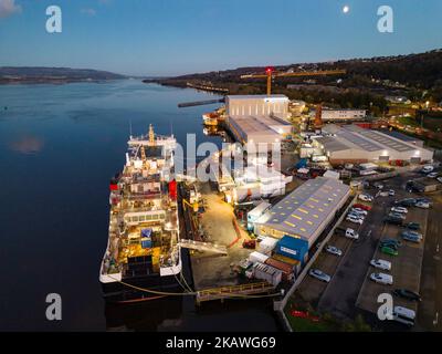 Port Glasgow, Scozia, Regno Unito. 3rd novembre 2022. Veduta aerea del traghetto Caledonian Macbrayne MV Glen Sannox in costruzione presso il cantiere navale Ferguson Marine di Port Glasgow sul fiume Clyde. I traghetti, MV Glen Sannox e Hull 802 sono in ritardo e troppo budget. Venerdì 4th novembre il Comitato di controllo pubblico del Parlamento scozzese ascolterà le notizie del primo Ministro Nicola Sturgeon. Il Comitato sta studiando l'assegnazione del contratto di appalto al cantiere navale Ferguson Marine e gli eventi successivi. I traghetti sono in ritardo di 5 anni e il prezzo è più che raddoppiato. Iain Masterton/Alamy Live News Foto Stock
