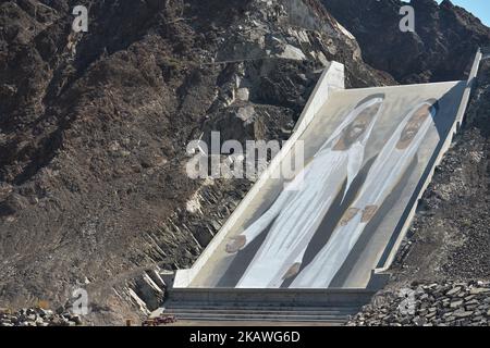 Una vista del murale più grande del mondo inclinato, il murale di 80x30m lungo la diga di Hatta, che raffigura i padri fondatori degli Emirati Arabi Uniti, il defunto Sheikh Zayed bin Sultan al Nahyan e il defunto Sheikh Rashid bin Saeed al Maktoum venerdì 9 febbraio 2018, a Dubai, Emirati Arabi Uniti. (Foto di Artur Widak/NurPhoto) Foto Stock