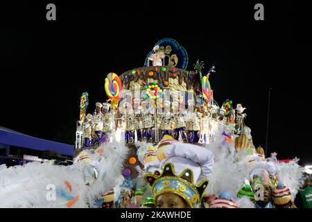 Un rivelatore della scuola samba Uniao da Ilha do Governoror si esibisce durante la prima notte del Carnevale di Rio al Sambadrome di Rio, Brasile, il 12 febbraio 2018. (Foto di Gilson Borba/NurPhoto) Foto Stock