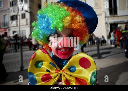 Un bambino in costume da clown seduto su di suo padre a spalle, guardando  la sfilata di carnevale per le strade di Parigi, Francia Foto stock - Alamy