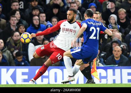 Matt Phillips di West Bromwich Albion attraversa il pallone durante la partita della Premier League tra Chelsea e West Bromwich Albion (WBA) a Stamford Bridge, Londra, Inghilterra il 12 gennaio 2018. (Foto di Kieran Galvin/NurPhoto) Foto Stock