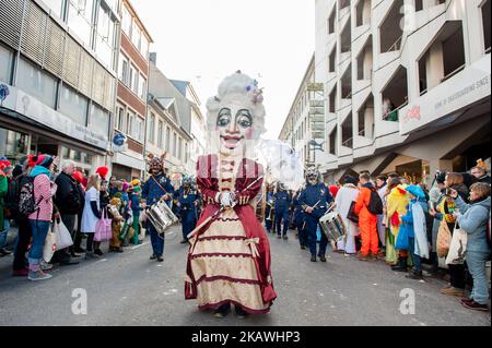 A Düsseldorf, in Germania, il 12th 2018 febbraio, il calendario degli eventi di Carnevale comprende ben 300 mostre di Carnevale, balli, anniversari, ricevimenti e feste in costume. Il motto di questa stagione è ‘Jeck erst recht’ (Carnevale più che mai). Le celebrazioni culminano nella sfilata del lunedì delle rose. Oltre 30 ensemble musicali e 5.000 partecipanti si uniscono alla processione attraverso la città. Carri elaborati e decorati affrontano questioni culturali e politiche e possono essere satirici, esilaranti e persino controversi. I carri a tema politico del satirista Jacques Tilly sono famosi in tutto il mondo Foto Stock