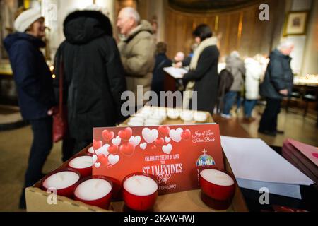 Una vista delle candele di festa e le schede alla cappella con la statua del santo patrono dell'amore, San Valentino, all'interno della chiesa di Whitefriar a Dublino. San Valentino, patrono dell'amore, fu giustiziato e sepolto a Roma il 14 febbraio 269. Più tardi, nel 1835, un sacerdote carmelitano irlandese, P. John Spratt, ha usato il suo fascino irlandese per convincere Papa Gregorio XVI ad esumare i resti di San Valentino e a portarlo in Irlanda come dono ai suoi compagni Irishmen e alle sue donne. Da allora, lo scheletro di San Valentino si trova sotto la chiesa di Whitefriar a Dublino. Nel 1950, una statua e un santuario sono stati costruiti per onorare San Valentino e messi in t Foto Stock