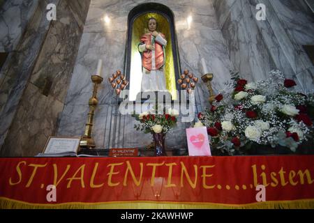 Una vista della cappella con la statua del santo patrono dell'amore, San Valentino, all'interno della chiesa di Whitefriar a Dublino. San Valentino, patrono dell'amore, fu giustiziato e sepolto a Roma il 14 febbraio 269. Più tardi, nel 1835, un sacerdote carmelitano irlandese, P. John Spratt, ha usato il suo fascino irlandese per convincere Papa Gregorio XVI ad esumare i resti di San Valentino e a portarlo in Irlanda come dono ai suoi compagni Irishmen e alle sue donne. Da allora, lo scheletro di San Valentino si trova sotto la chiesa di Whitefriar a Dublino. Nel 1950, una statua e un santuario sono stati costruiti per onorare San Valentino e collocati nella chiesa. Girata in cerca di amore Foto Stock